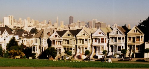 Painted Ladies mit Skyline - Klicken, um das Motiv als Postkarte zu versenden